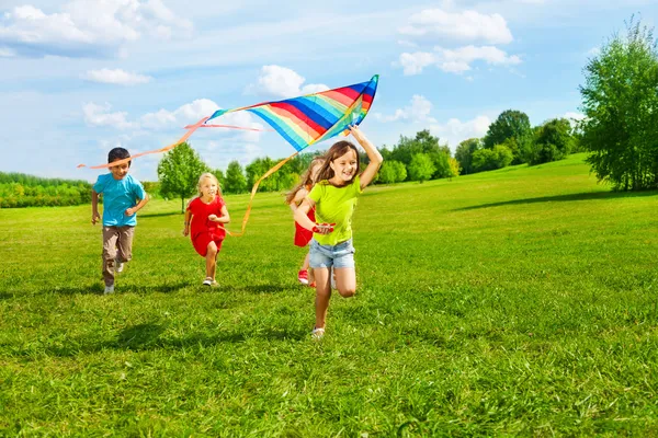 Kinder mit Drachen — Stockfoto