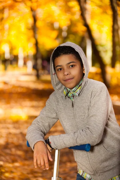 Pojke i höstparken — Stockfoto