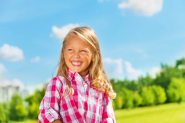 Lachen blondes kleines Mädchen — Stockfoto