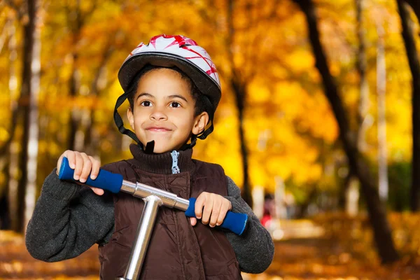 Junge im Herbstpark — Stockfoto