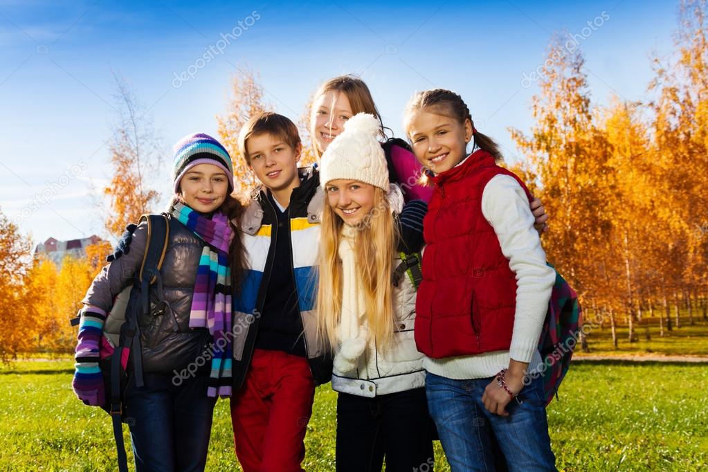 прогулка в парке школьники. подростки на прогулке. подростки на прогулке. можно гулять подросткам. можно гулять подросткам.