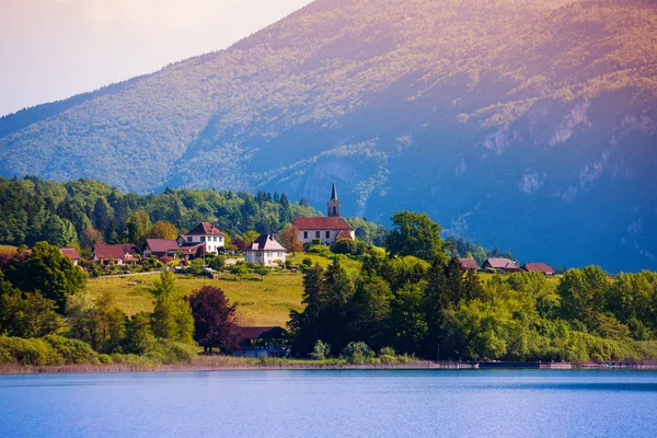 Lac d'aiguebelette och byn — Stockfoto