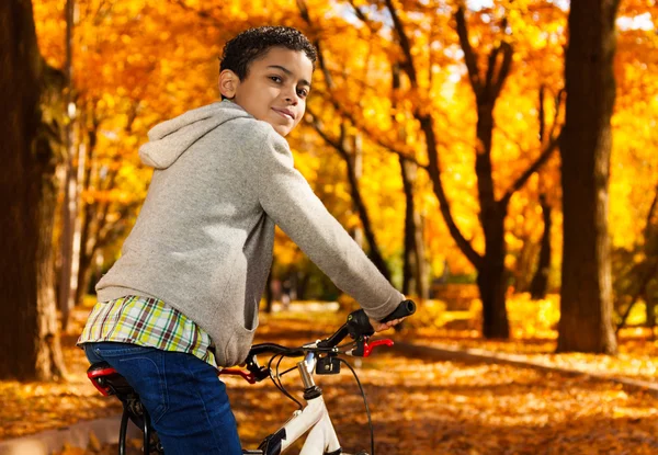 Pojke i höstparken — Stockfoto