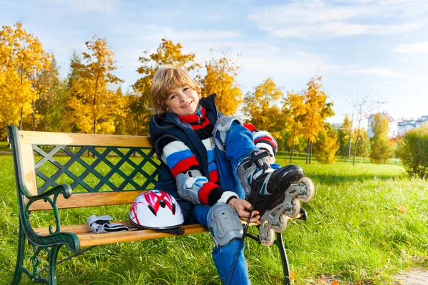 Junge mit Rollschuhen — Stockfoto