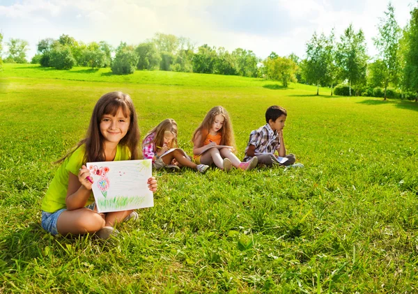 Kleine Mädchen zeigt ihre Zeichnung — Stockfoto