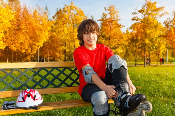 Glad 12 år gammal pojke — Stockfoto