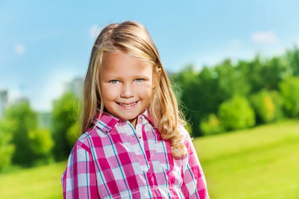 Pequeña niña olorosa —  Fotos de Stock