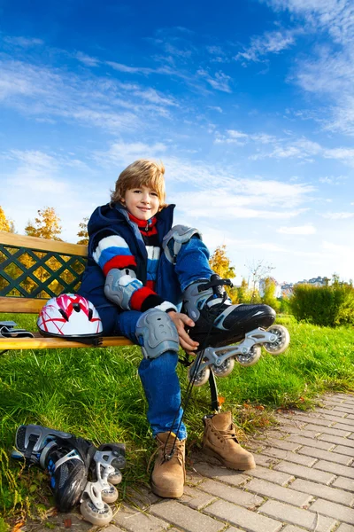 Niño con patines — Foto de Stock