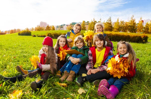 Groep van jonge geitjes — Stockfoto