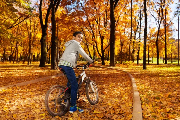 Menino montando uma bicicleta — Fotografia de Stock