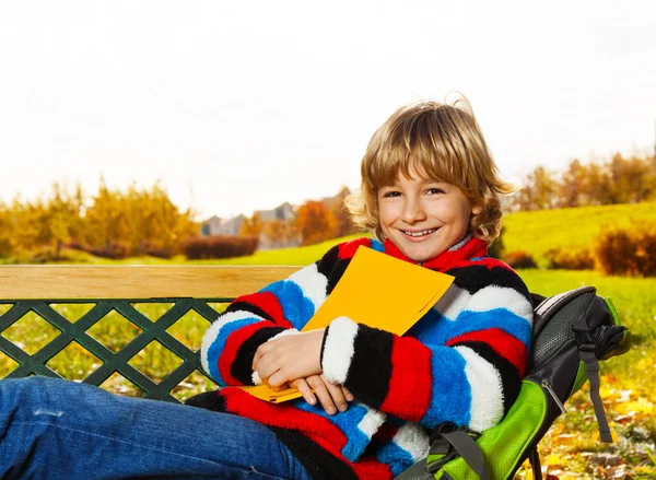 ベンチの上の少年 — ストック写真