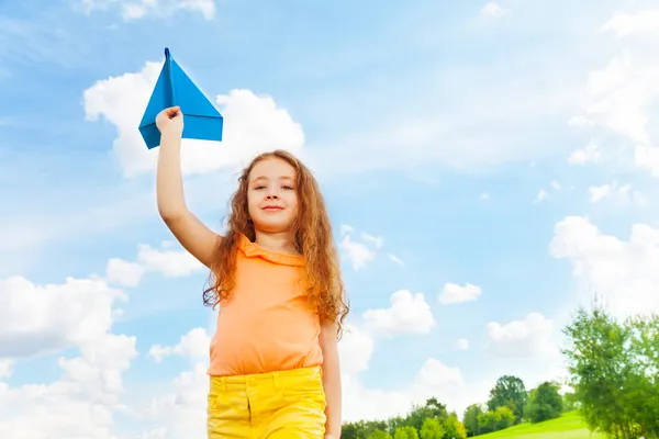 Menina com avião de papel — Fotografia de Stock