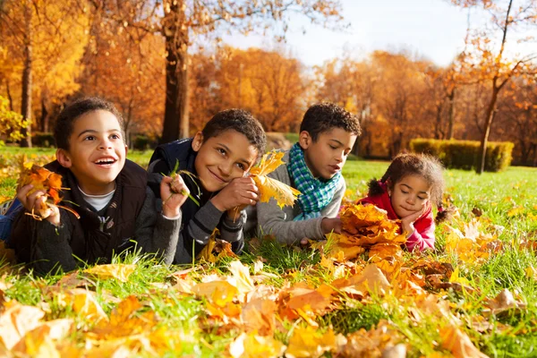 Niños y niñas — Foto de Stock