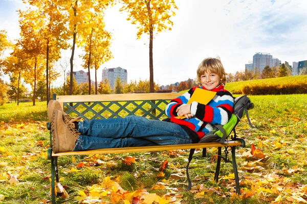 Chłopiec na ławce — Zdjęcie stockowe