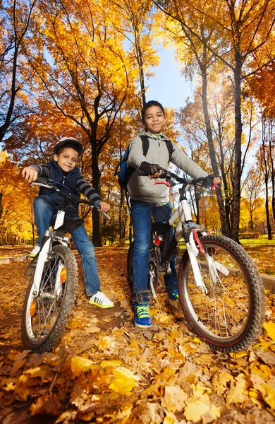 Les garçons font du vélo dans le parc — Photo