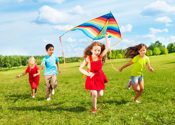 Kids run with kite — Stock Photo, Image