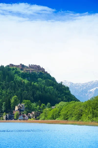 Landskron Kalesi ve göl — Stok fotoğraf