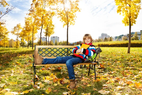男孩坐在板凳上 — 图库照片
