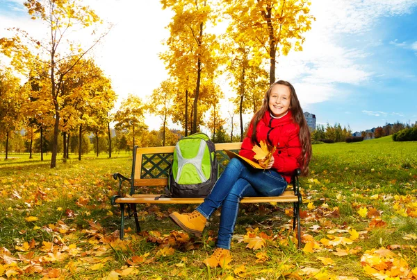 Flicka i parken — Stockfoto