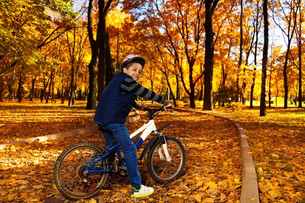 Ragazzo nel parco d'autunno — Foto Stock