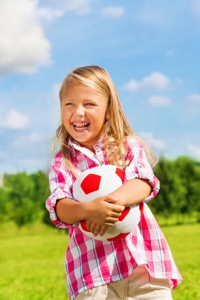 Rindo menina com bola — Fotografia de Stock