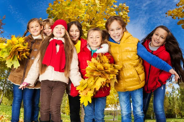 Vrienden in maple bomen park — Stockfoto