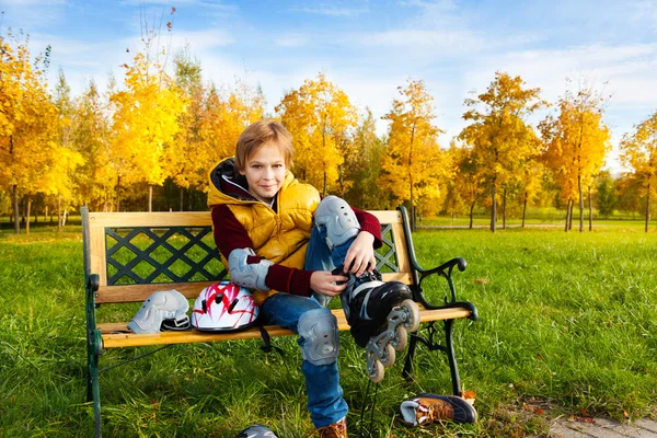 Jongen zetten roller blades — Stockfoto