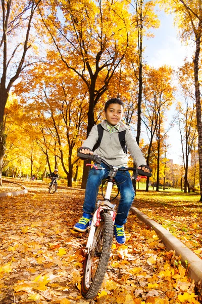 Ragazzo nel parco autunnale — Foto Stock