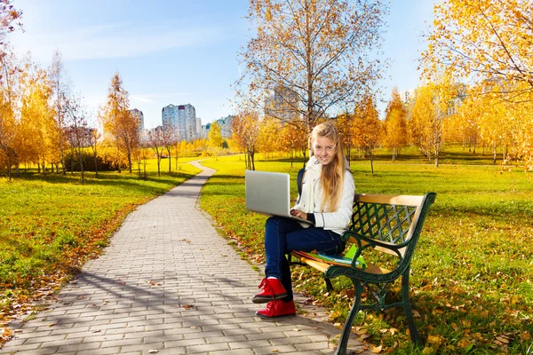 Tonårsflicka — Stockfoto