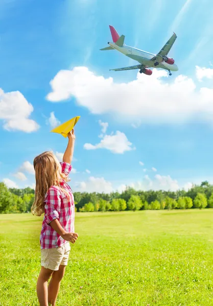 Menina e aviões perto do aeroporto — Fotografia de Stock