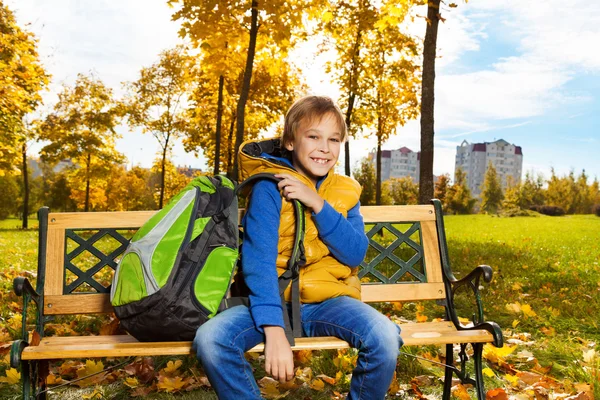 Chlapec s batohem — Stock fotografie