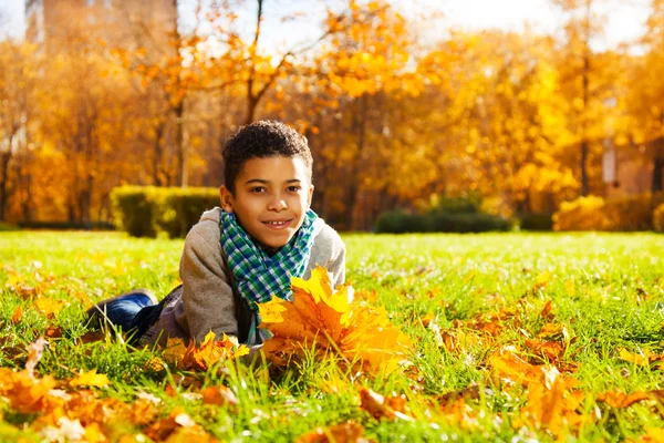 Chłopiec z liści jesienią — Zdjęcie stockowe