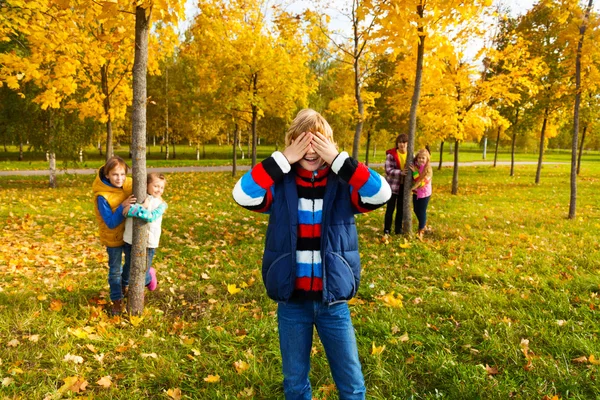 Los niños juegan al escondite — Foto de Stock