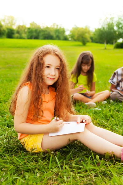 Ragazza disegno con gli amici — Foto Stock