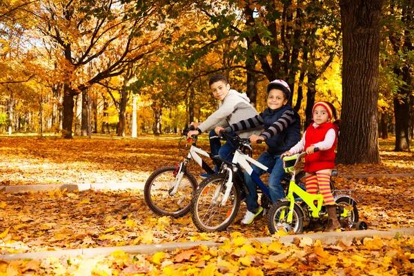 Groep van drie zwarte jongens — Stockfoto