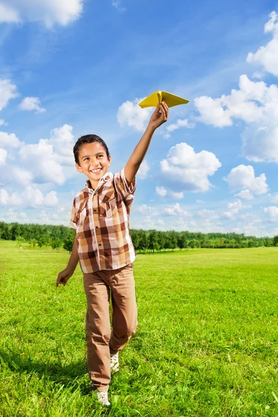 Niño lanzando avión de papel — Foto de Stock