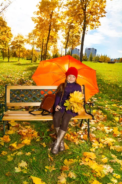 Meisje in het park — Stockfoto