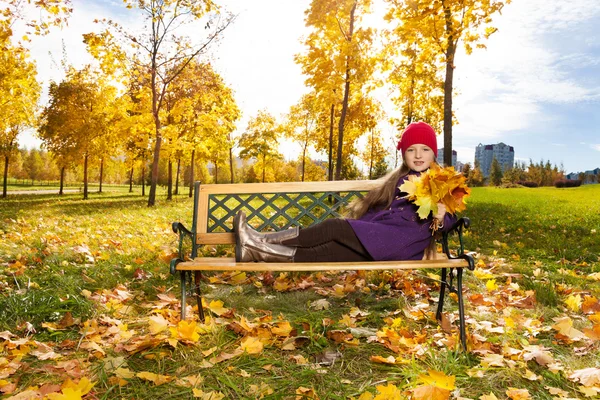 Menina no parque — Fotografia de Stock