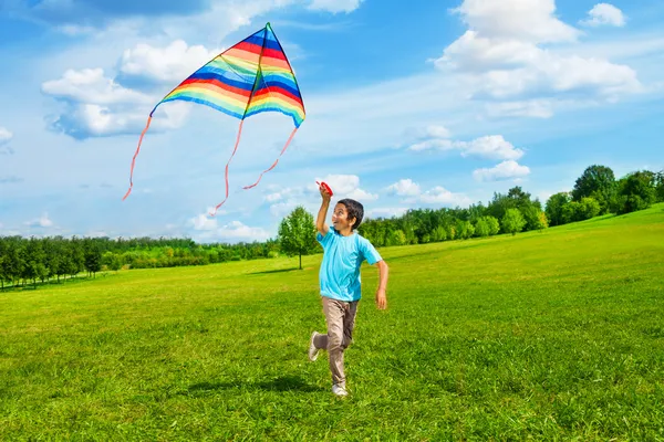 Gelukkige jongen uitvoeren met kite — Stockfoto