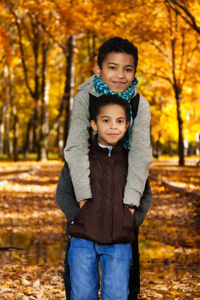 Jungen im Herbstpark — Stockfoto