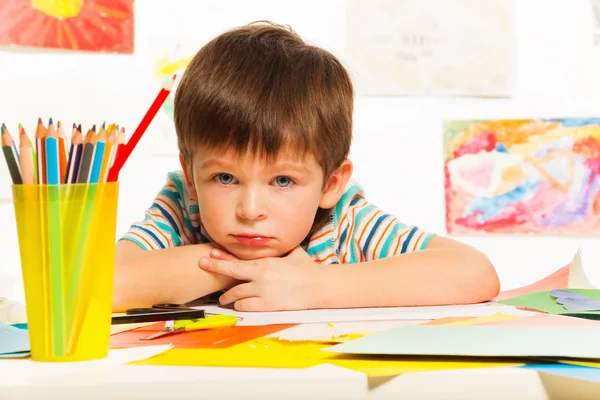 Kleine jongen vervelen in de kunst klas — Stockfoto