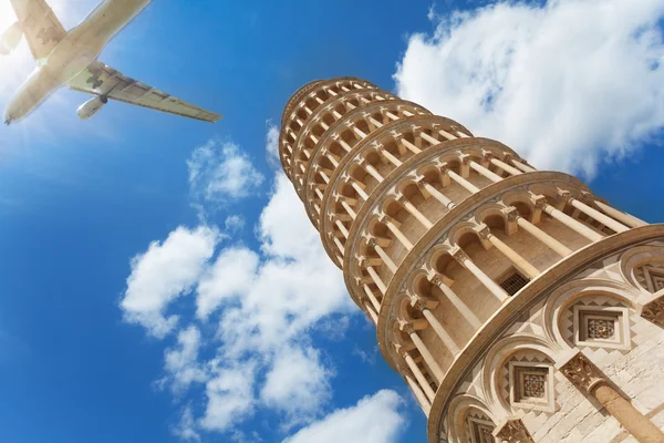 Torre de Pisa e avião — Fotografia de Stock