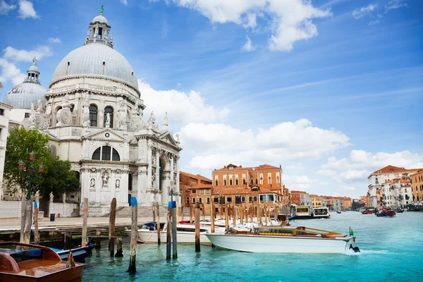 Basiliek en boten in Venetië — Stockfoto