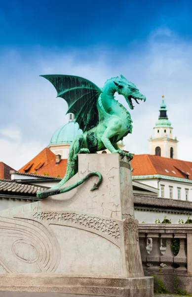 Estátua de Liubliana na ponte do Dragão — Fotografia de Stock