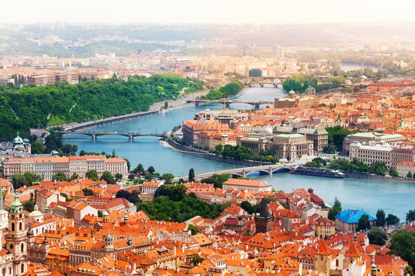 Río Moldava y puentes en Praga — Foto de Stock