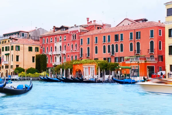 Gran canal con barcos —  Fotos de Stock