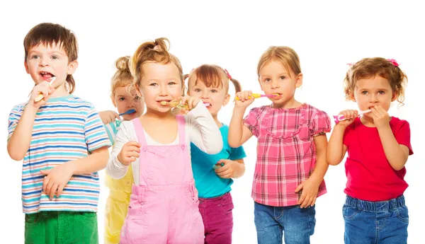 Enfants brossant les dents — Photo