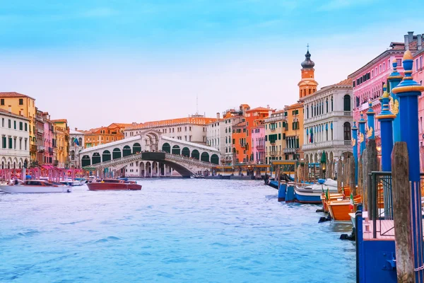 Blick auf die Rialto-Brücke vom Canal Grande — Stockfoto