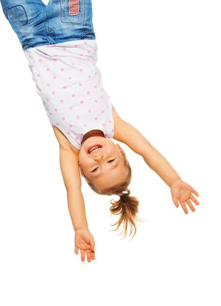 Klein meisje hangend ondersteboven — Stockfoto