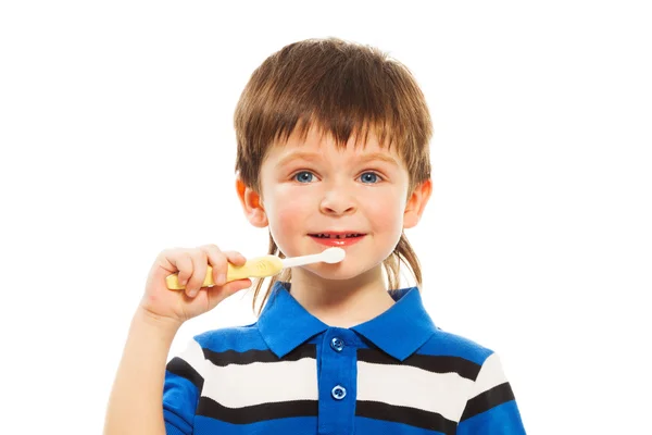 Chlapec čistí zuby — Stock fotografie